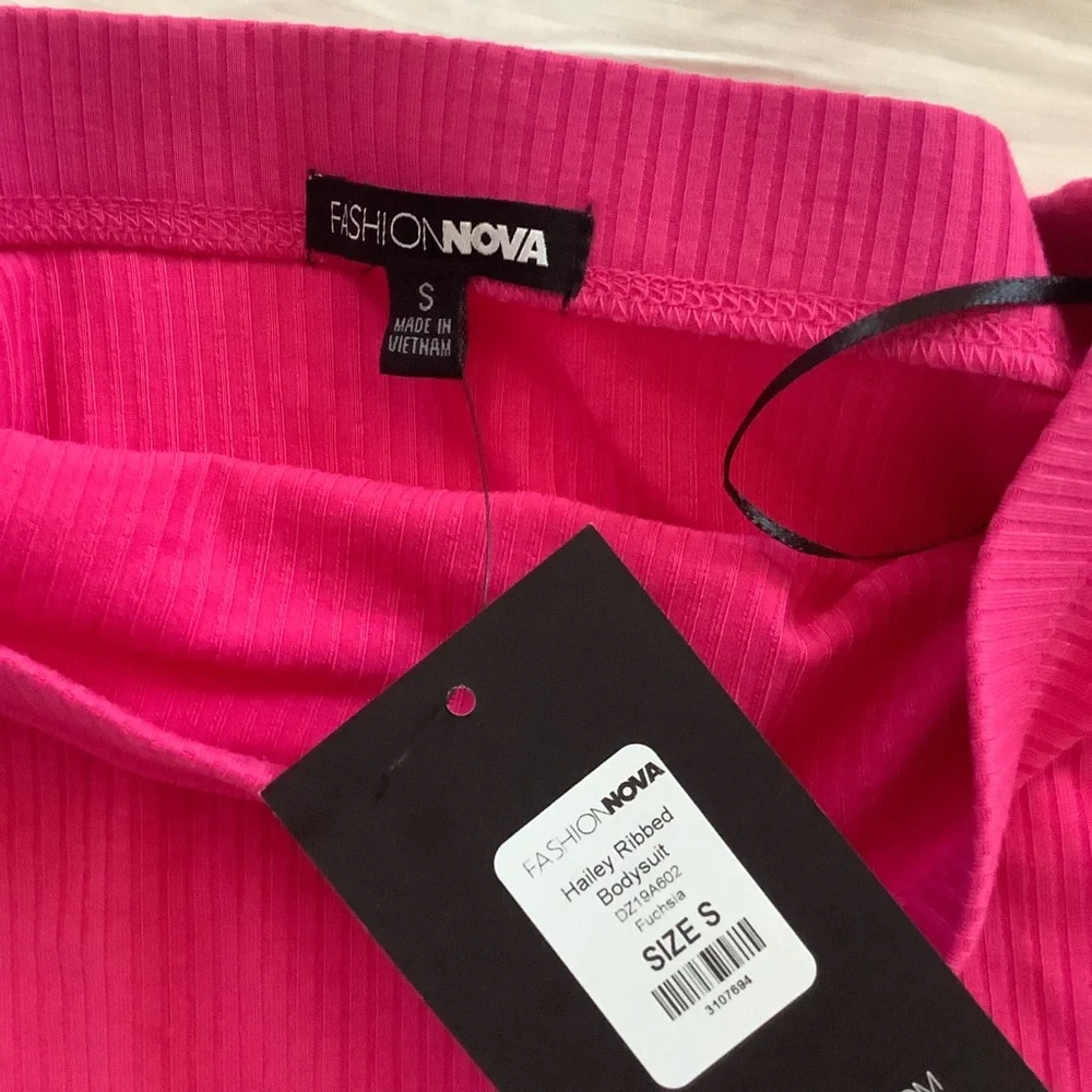 NWT Fashion Nova Hailey Ribbed Bodysuit Fuchsia Size Small Thong Back Strapless - Picture 6 of 9